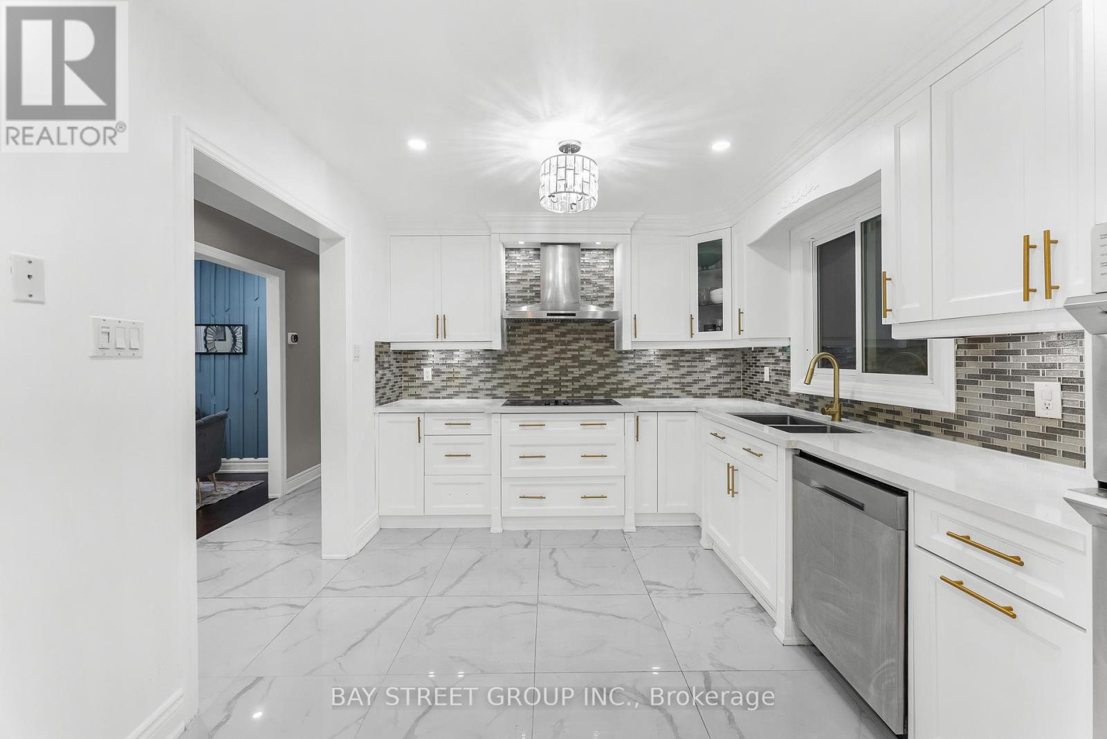 Photo 10 of 34 Lamp Crescent, Vaughan ON