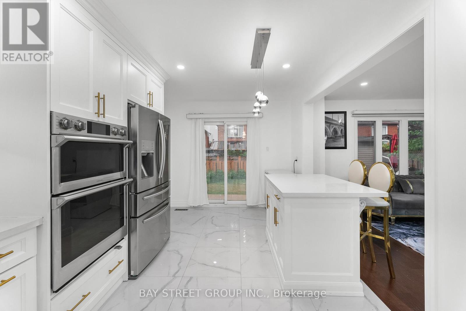 Photo 11 of 34 Lamp Crescent, Vaughan ON