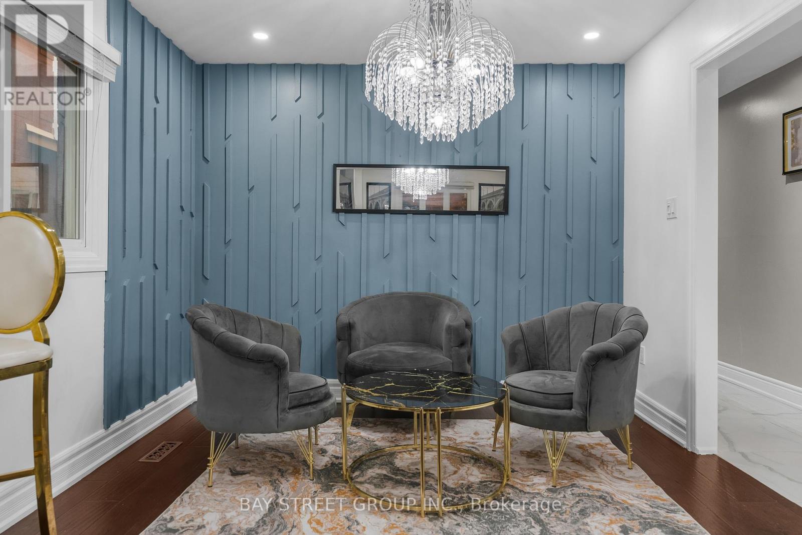 Photo 17 of 34 Lamp Crescent, Vaughan ON