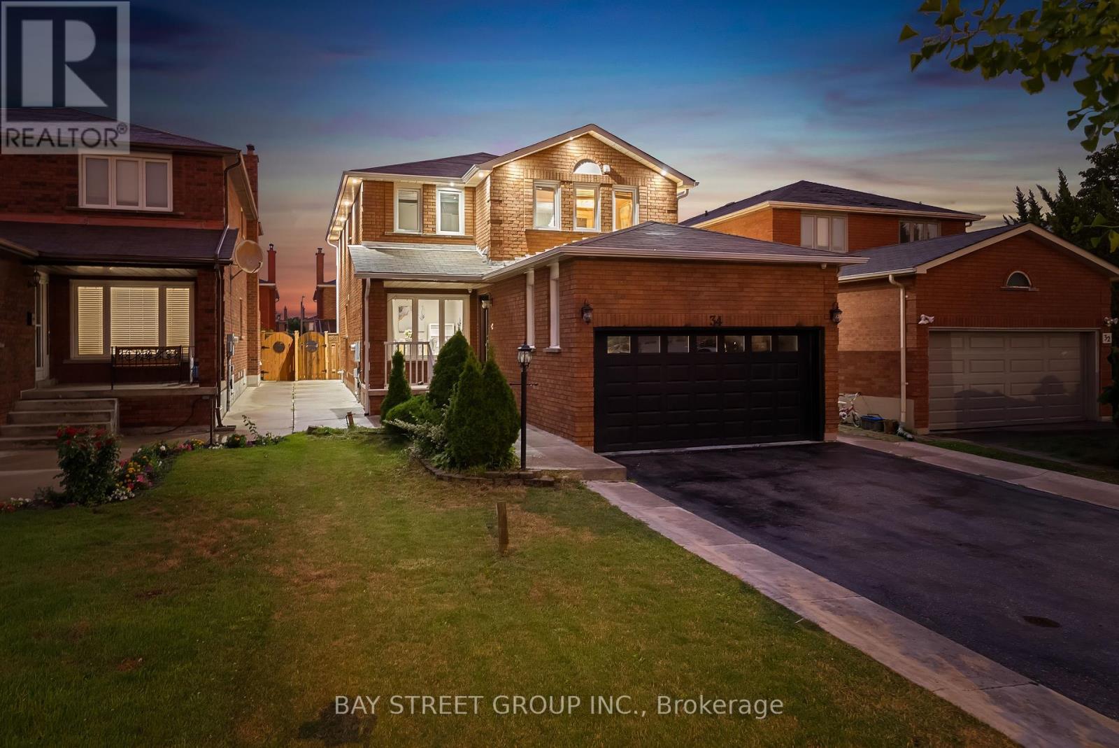 Photo 2 of 34 Lamp Crescent, Vaughan ON