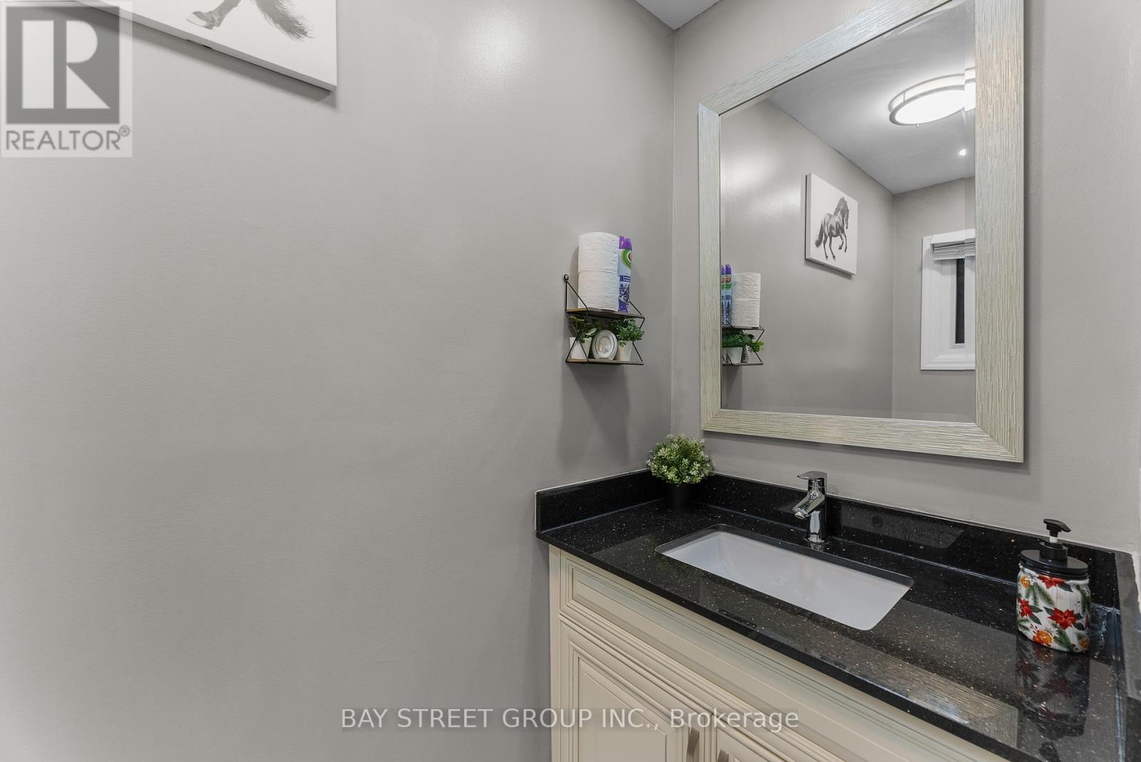 Photo 22 of 34 Lamp Crescent, Vaughan ON