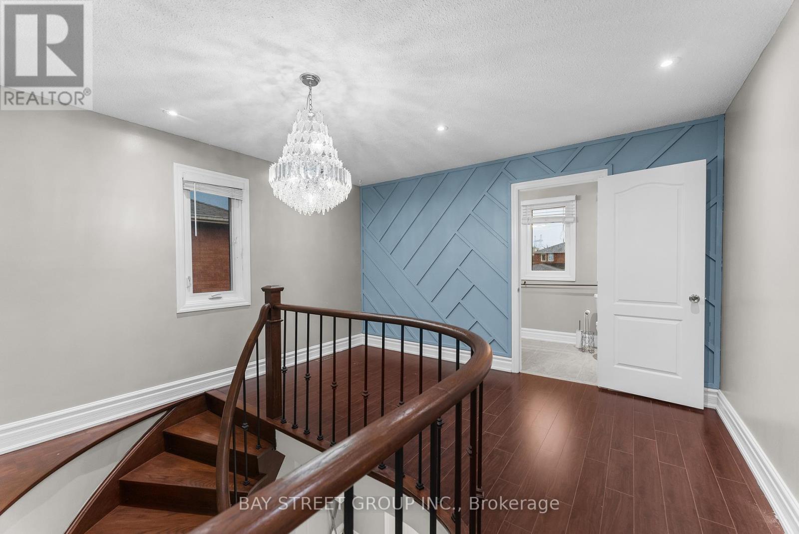 Photo 24 of 34 Lamp Crescent, Vaughan ON
