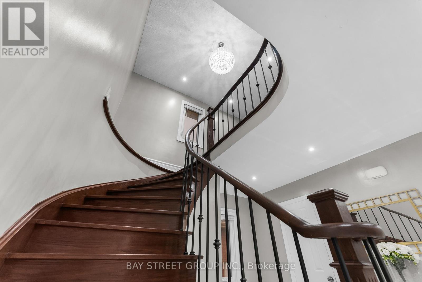 Photo 25 of 34 Lamp Crescent, Vaughan ON