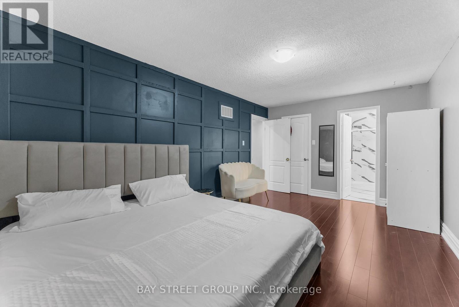 Photo 27 of 34 Lamp Crescent, Vaughan ON