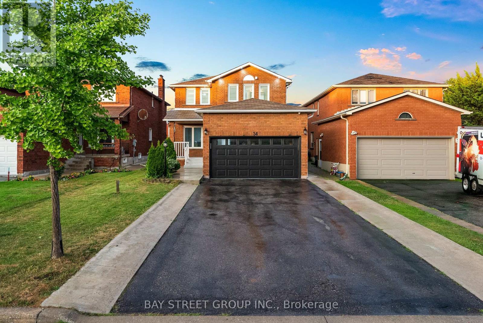 Photo 3 of 34 Lamp Crescent, Vaughan ON