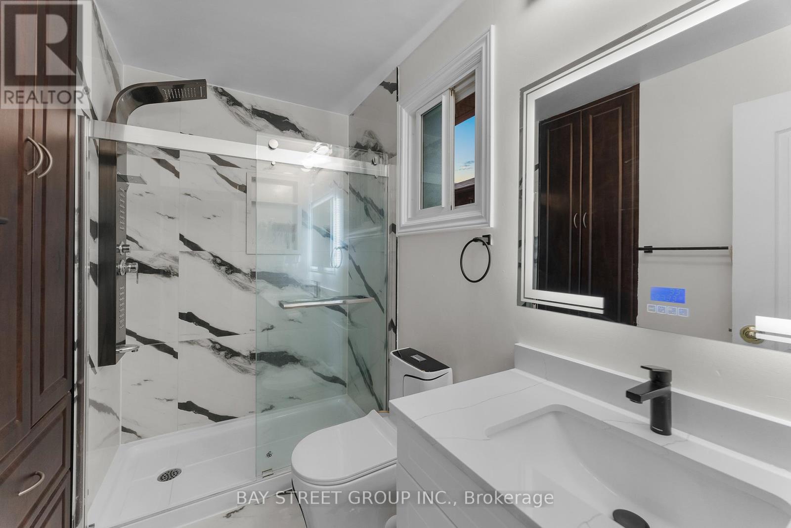 Photo 30 of 34 Lamp Crescent, Vaughan ON