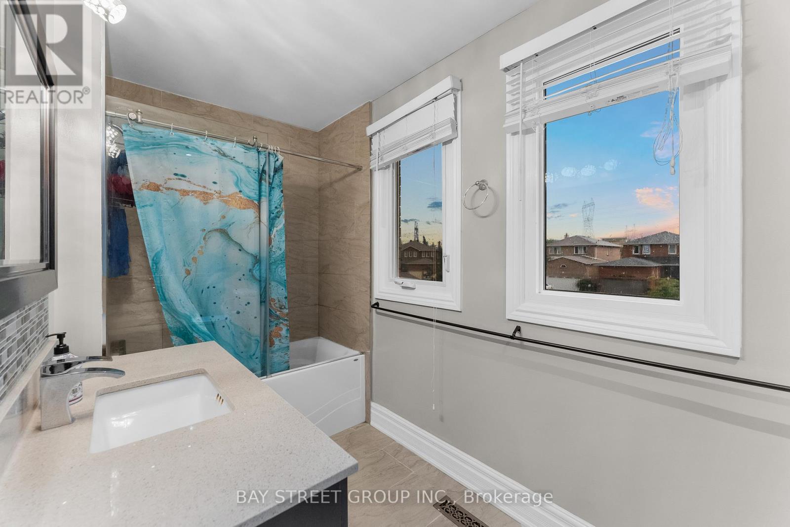Photo 35 of 34 Lamp Crescent, Vaughan ON