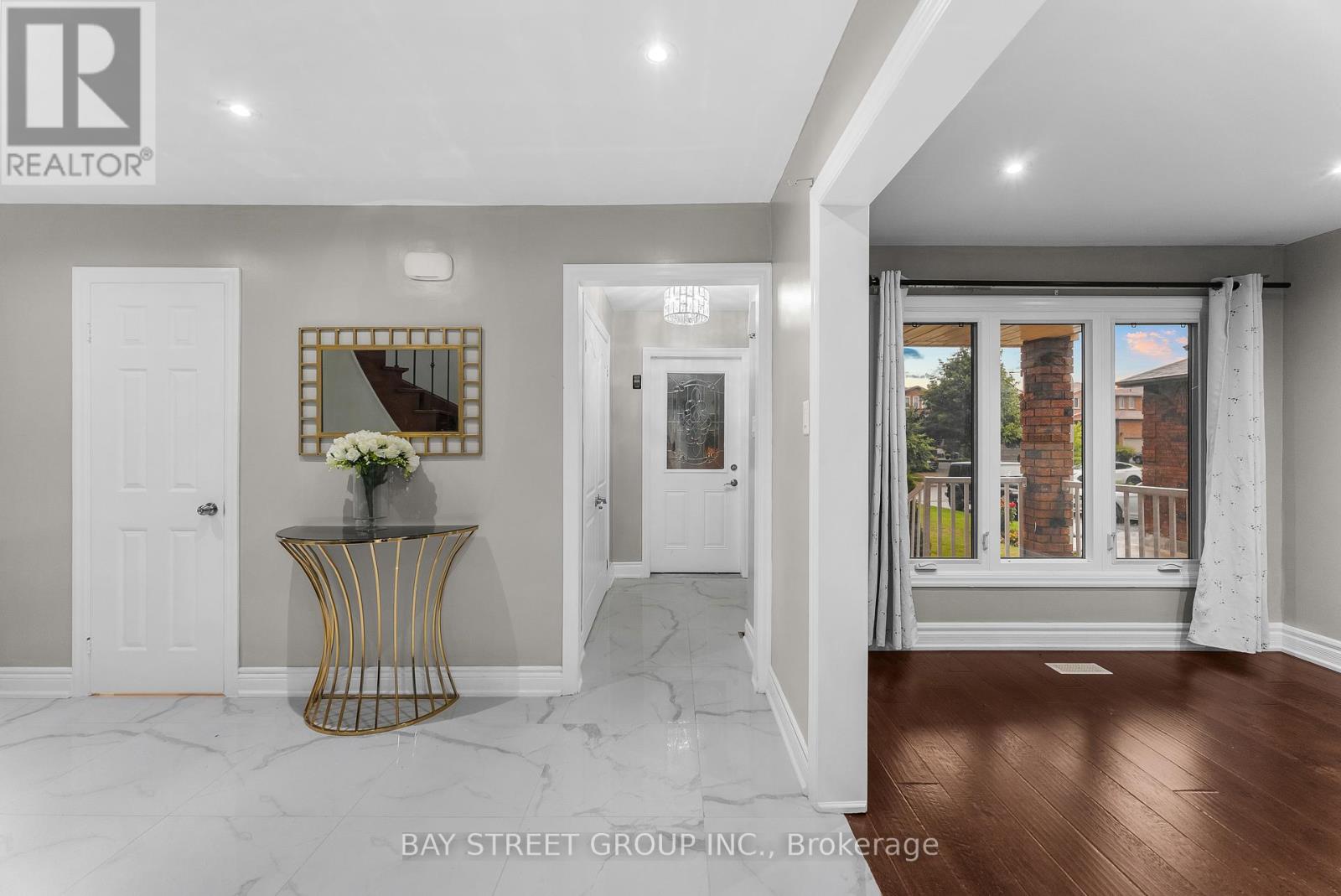 Photo 7 of 34 Lamp Crescent, Vaughan ON