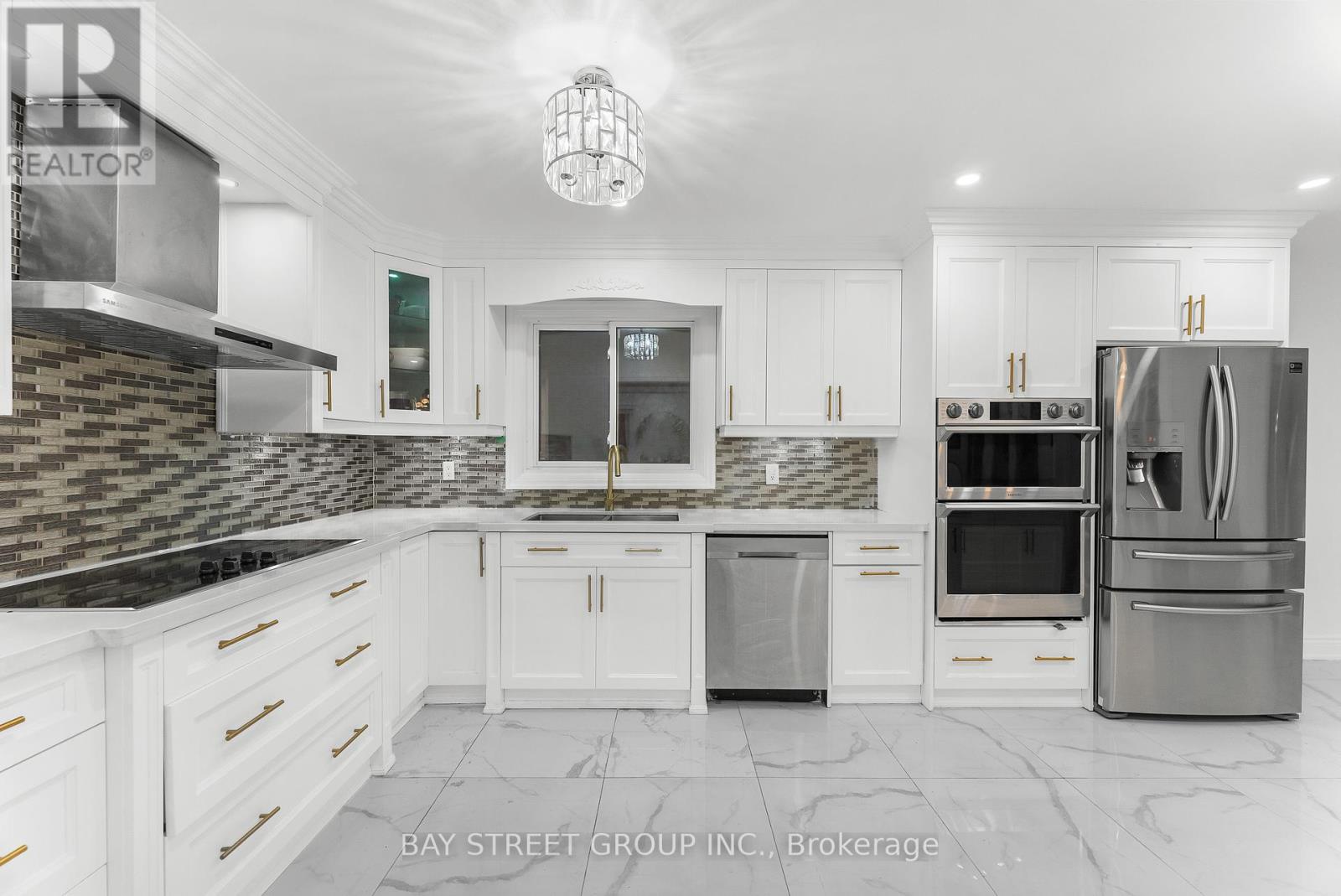 Photo 8 of 34 Lamp Crescent, Vaughan ON
