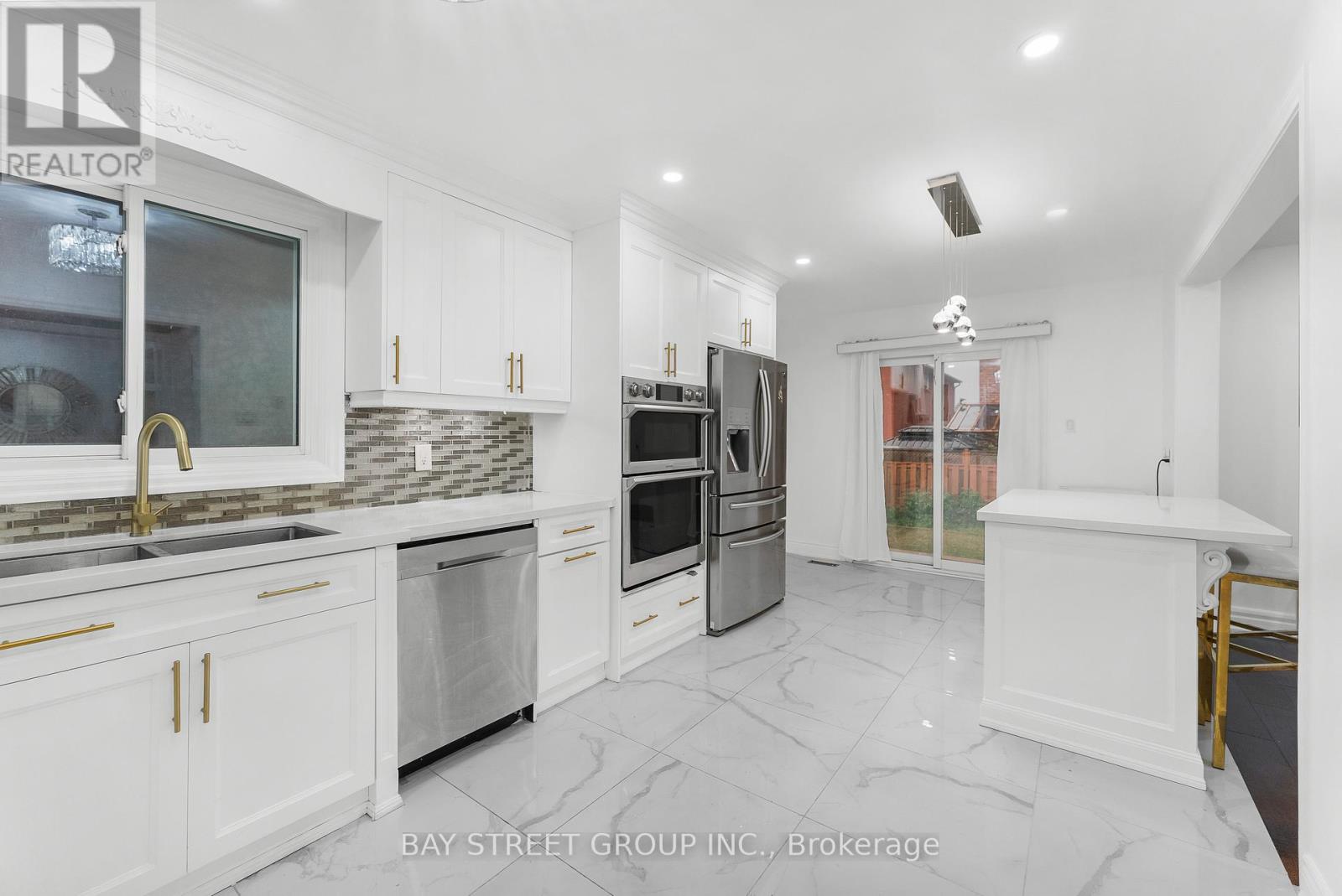 Photo 9 of 34 Lamp Crescent, Vaughan ON