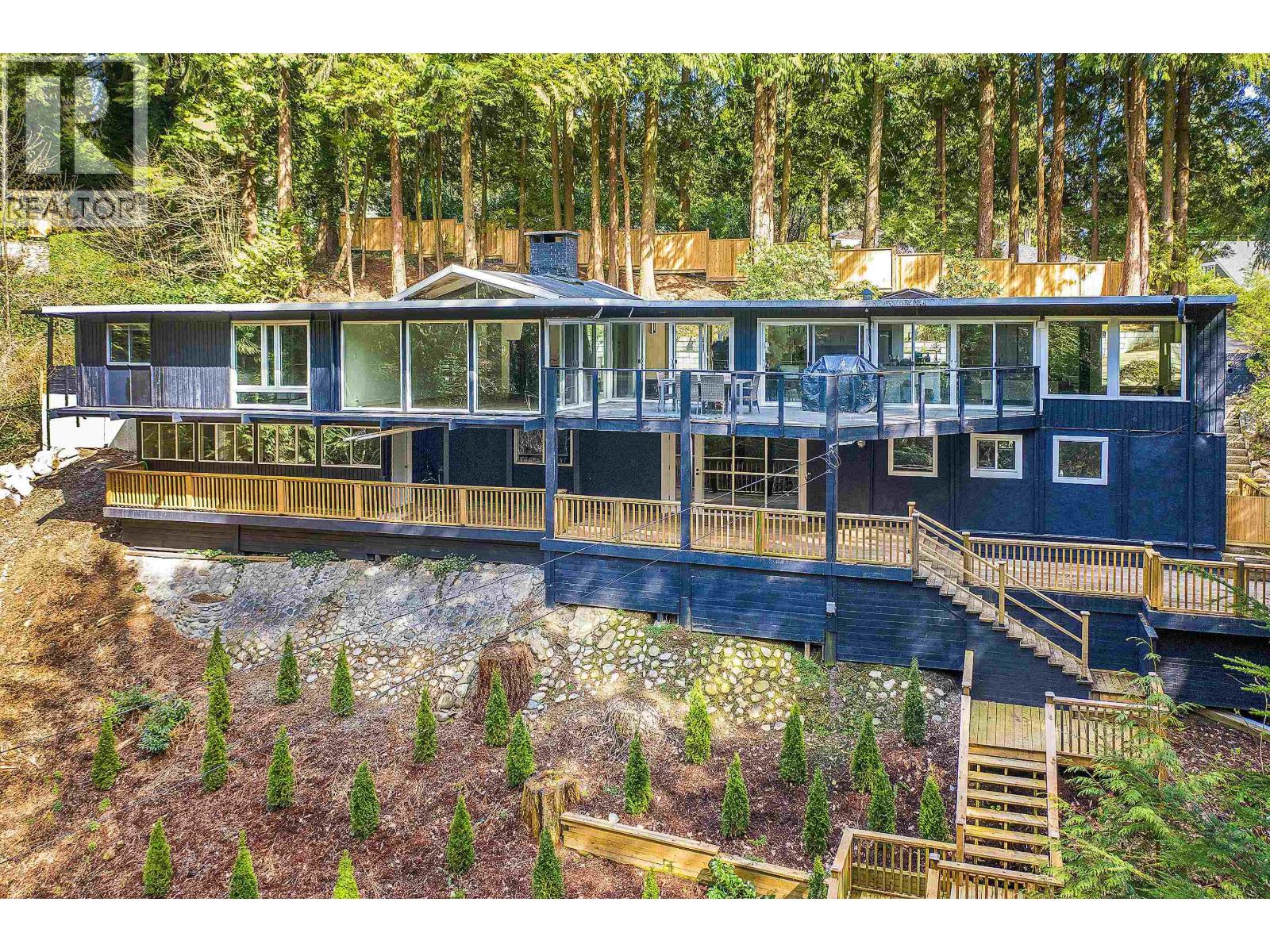 Photo 3 of 530 Hadden Drive, West Vancouver BC