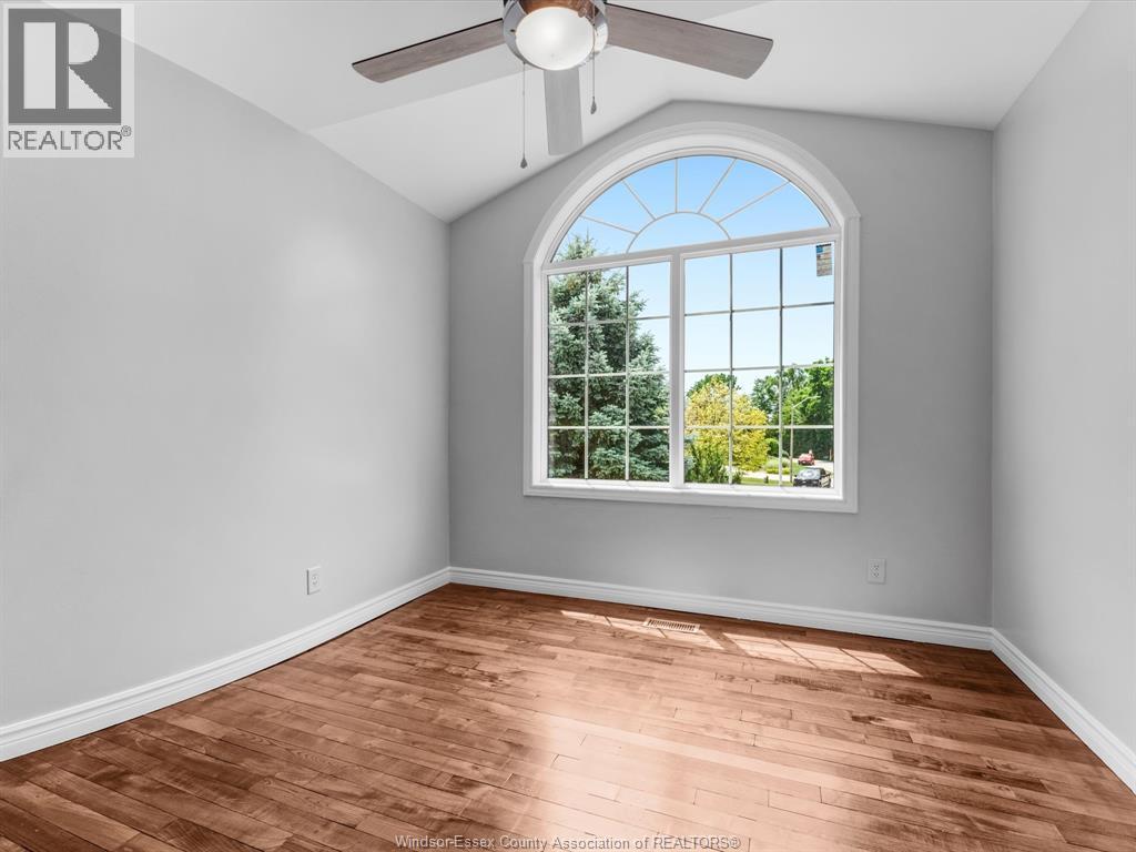 Photo 18 of 25 Ivy Lane, Kingsville ON