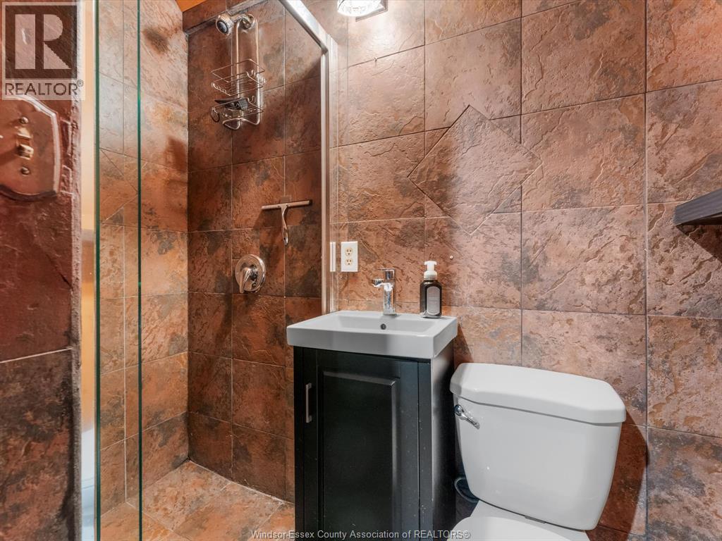Photo 11 of 25 Ivy Lane, Kingsville ON