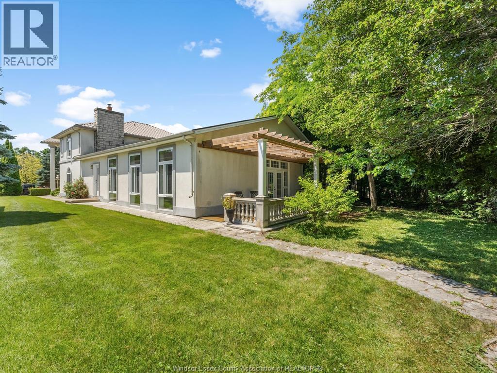 Photo 2 of 25 Ivy Lane, Kingsville ON