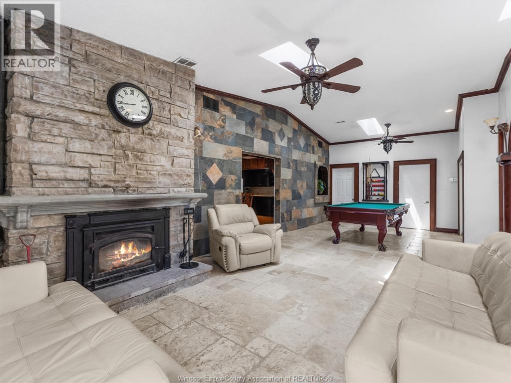 Photo 9 of 25 Ivy Lane, Kingsville ON