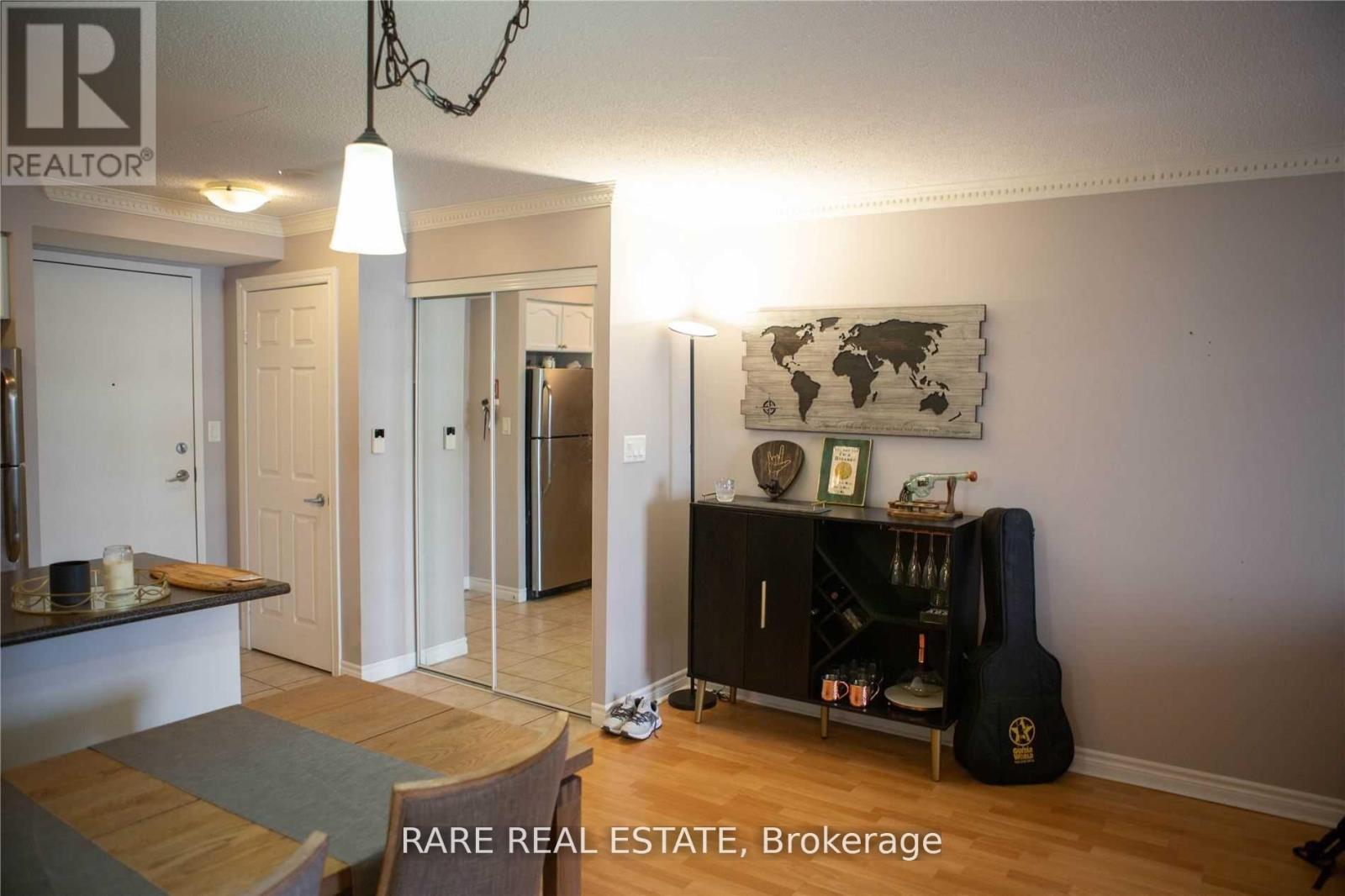 Photo 5 of 418 3880 Duke Of York Boulevard, Mississauga ON