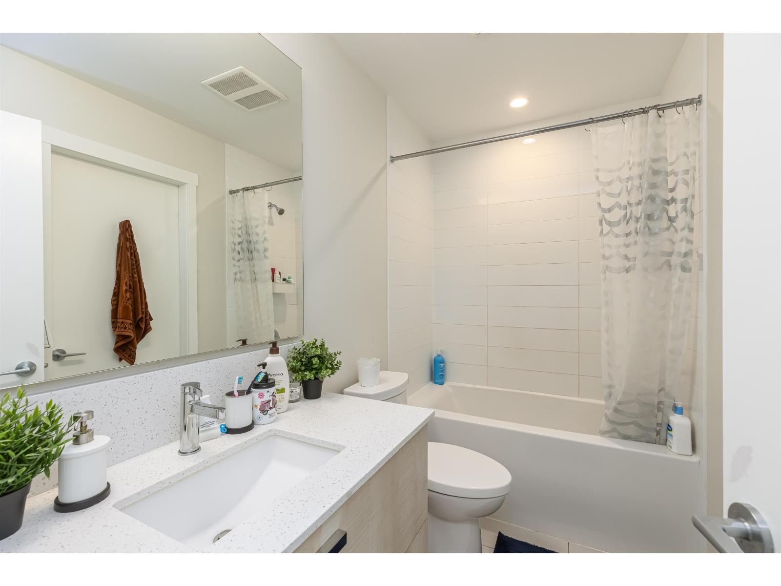 Photo 15 of 406 10838 Whalley Boulevard, Surrey BC