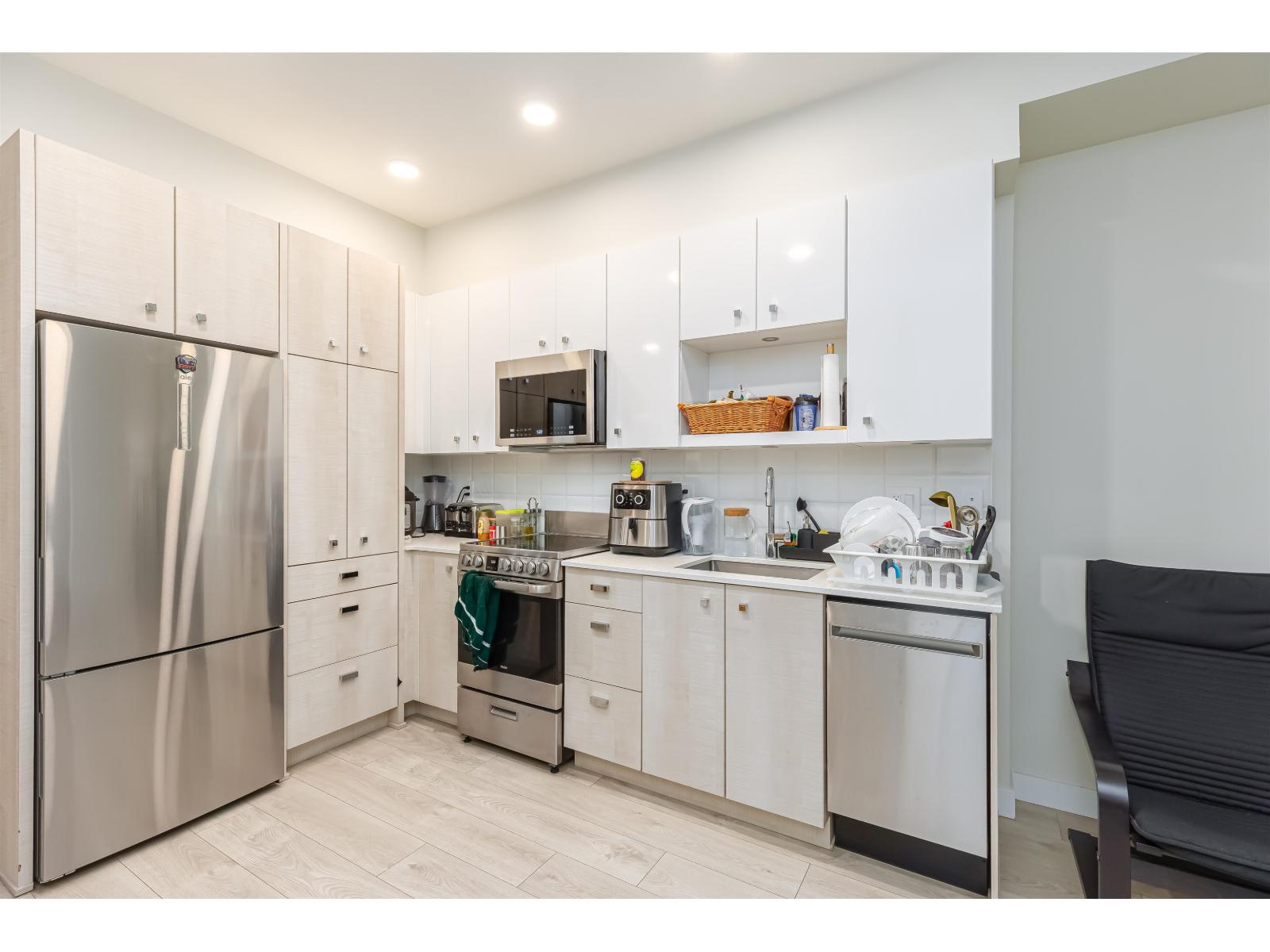 Photo 5 of 406 10838 Whalley Boulevard, Surrey BC