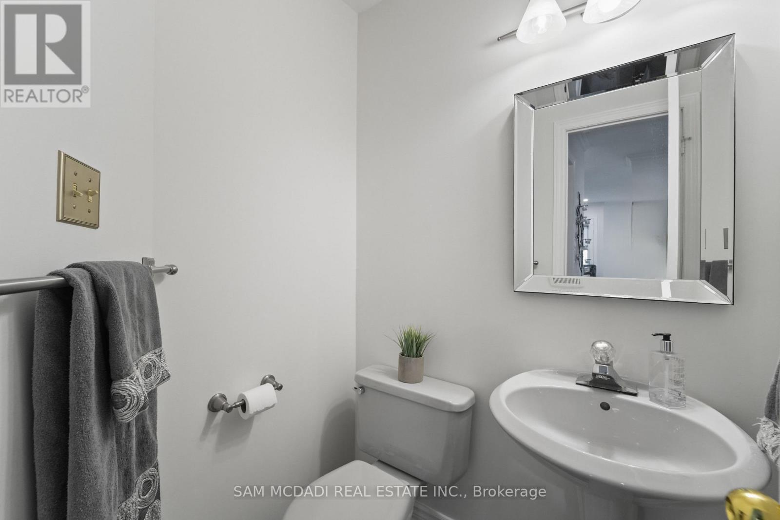 Photo 13 of 1139 Gable Drive, Oakville ON