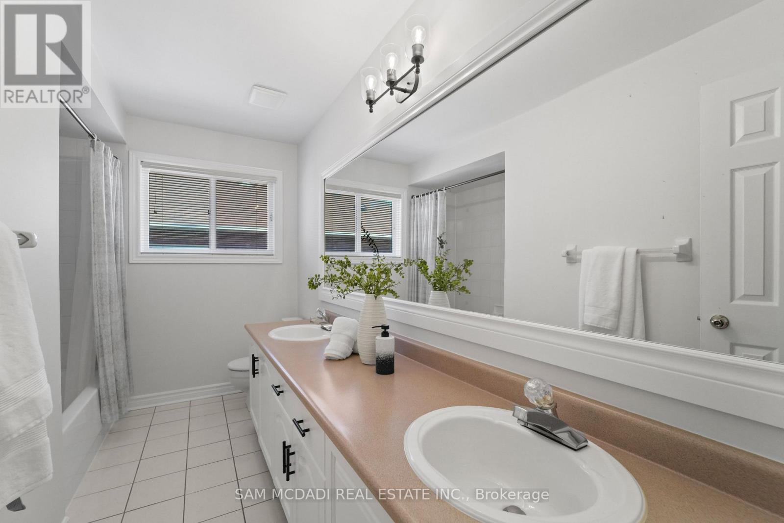 Photo 17 of 1139 Gable Drive, Oakville ON