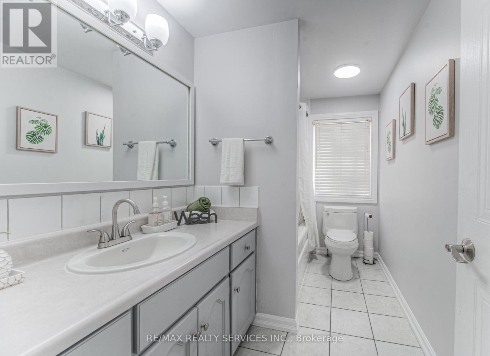 Photo 11 of 582 Drummerhill Crescent Ne, Waterloo ON