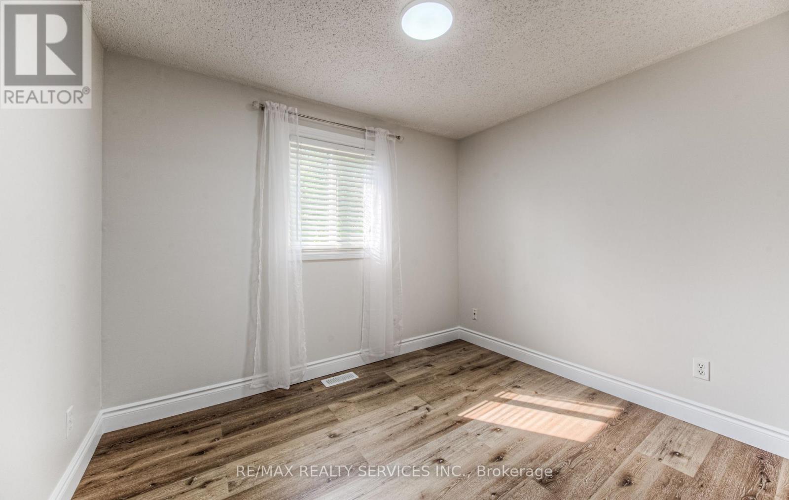 Photo 24 of 582 Drummerhill Crescent Ne, Waterloo ON