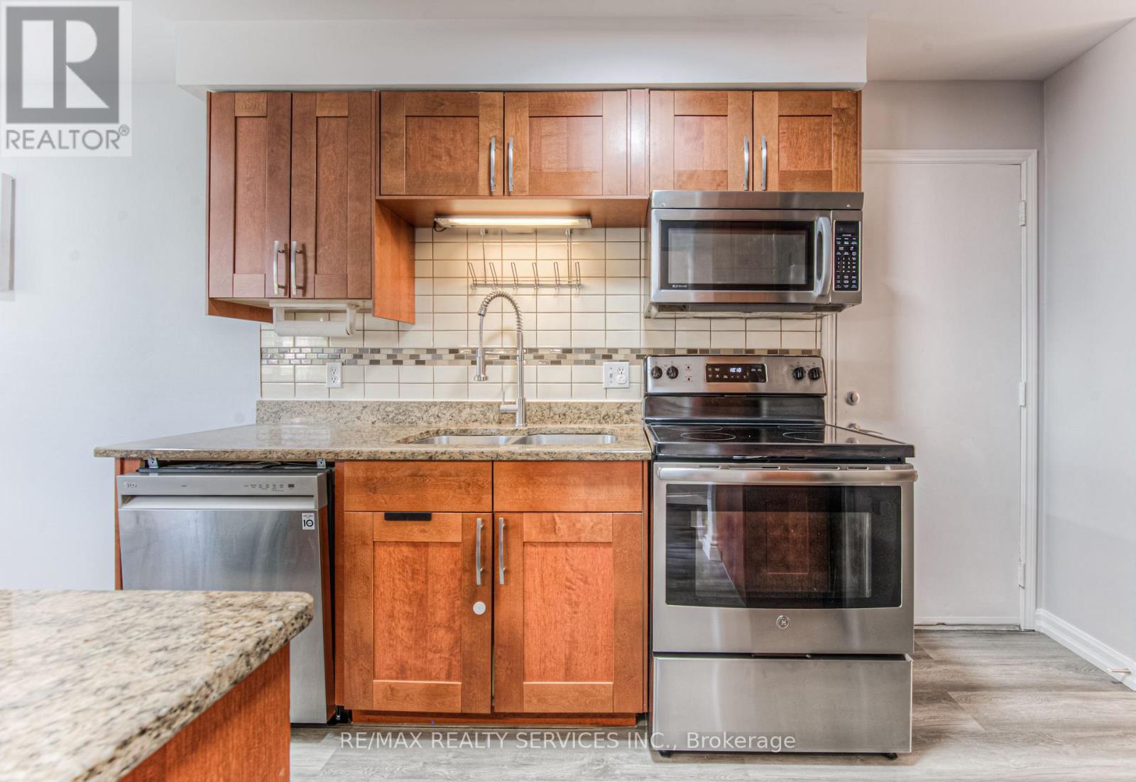 Photo 41 of 582 Drummerhill Crescent Ne, Waterloo ON