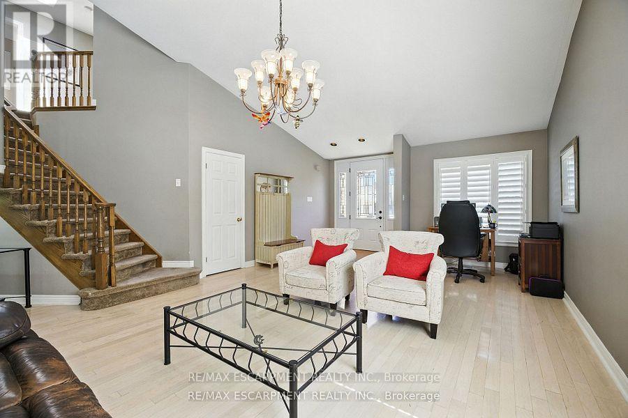 Photo 10 of 17 Hillgarden Drive, Hamilton ON