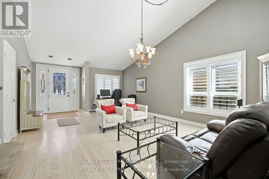 Photo 11 of 17 Hillgarden Drive, Hamilton ON
