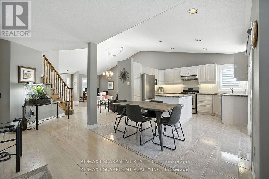 Photo 12 of 17 Hillgarden Drive, Hamilton ON