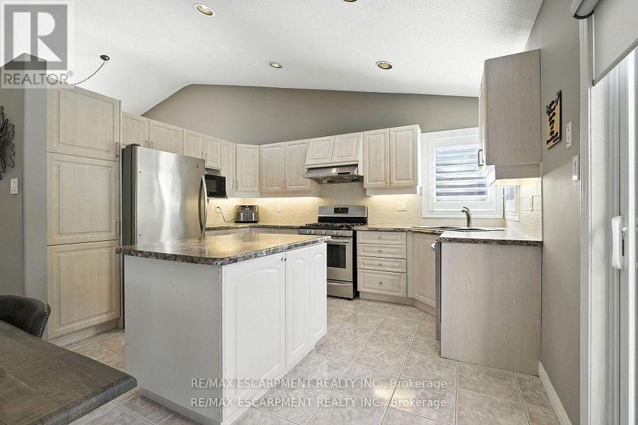 Photo 13 of 17 Hillgarden Drive, Hamilton ON