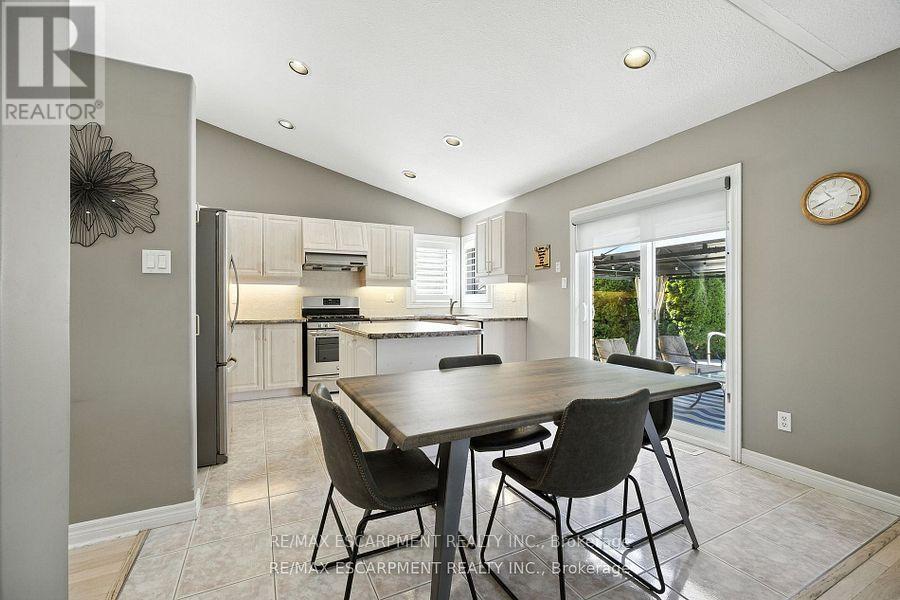 Photo 14 of 17 Hillgarden Drive, Hamilton ON