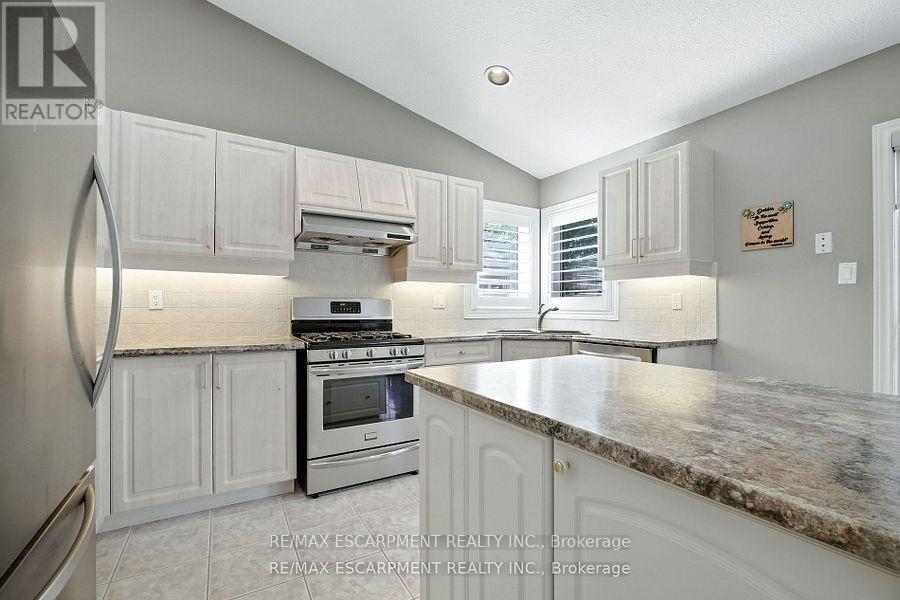 Photo 15 of 17 Hillgarden Drive, Hamilton ON