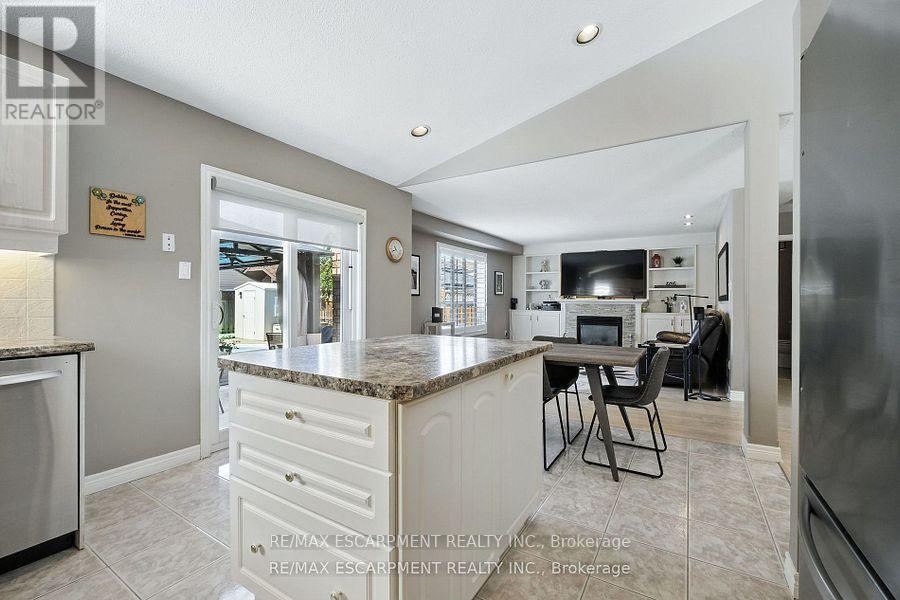 Photo 16 of 17 Hillgarden Drive, Hamilton ON