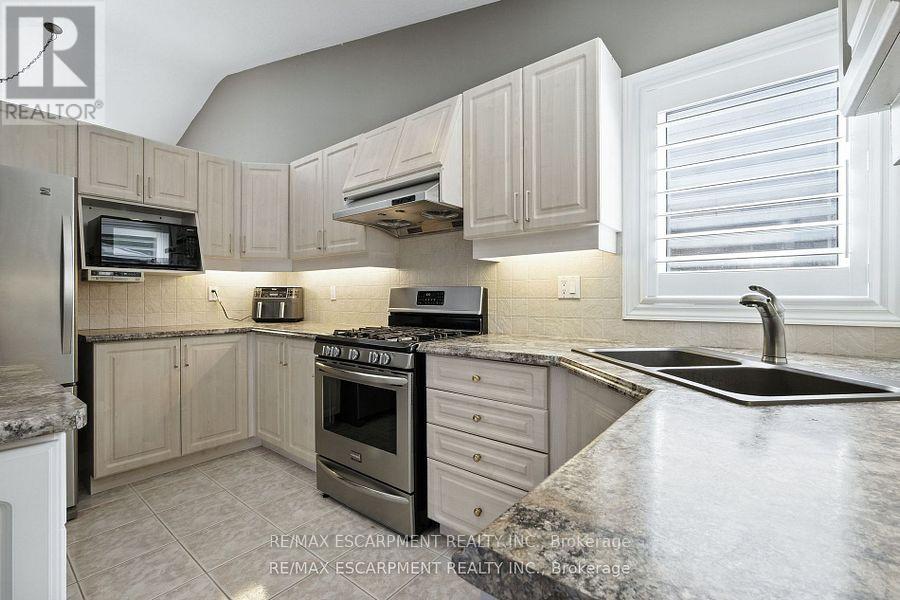 Photo 17 of 17 Hillgarden Drive, Hamilton ON