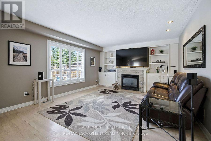 Photo 18 of 17 Hillgarden Drive, Hamilton ON