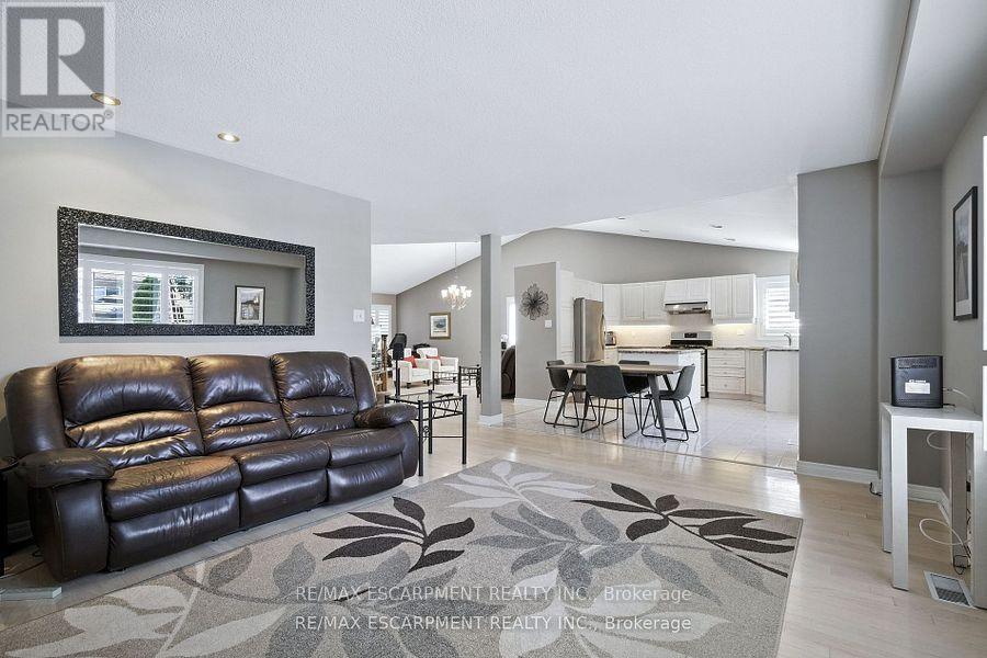 Photo 19 of 17 Hillgarden Drive, Hamilton ON