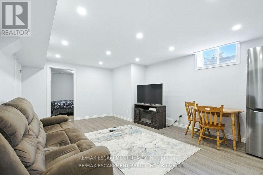 Photo 25 of 17 Hillgarden Drive, Hamilton ON