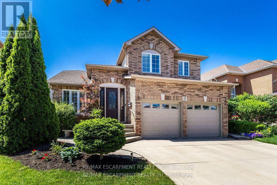 Photo 3 of 17 Hillgarden Drive, Hamilton ON