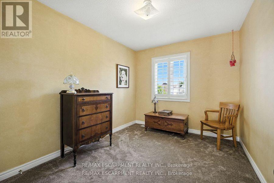 Photo 35 of 17 Hillgarden Drive, Hamilton ON