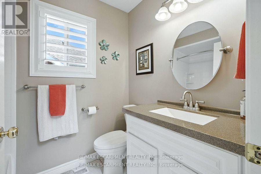 Photo 36 of 17 Hillgarden Drive, Hamilton ON