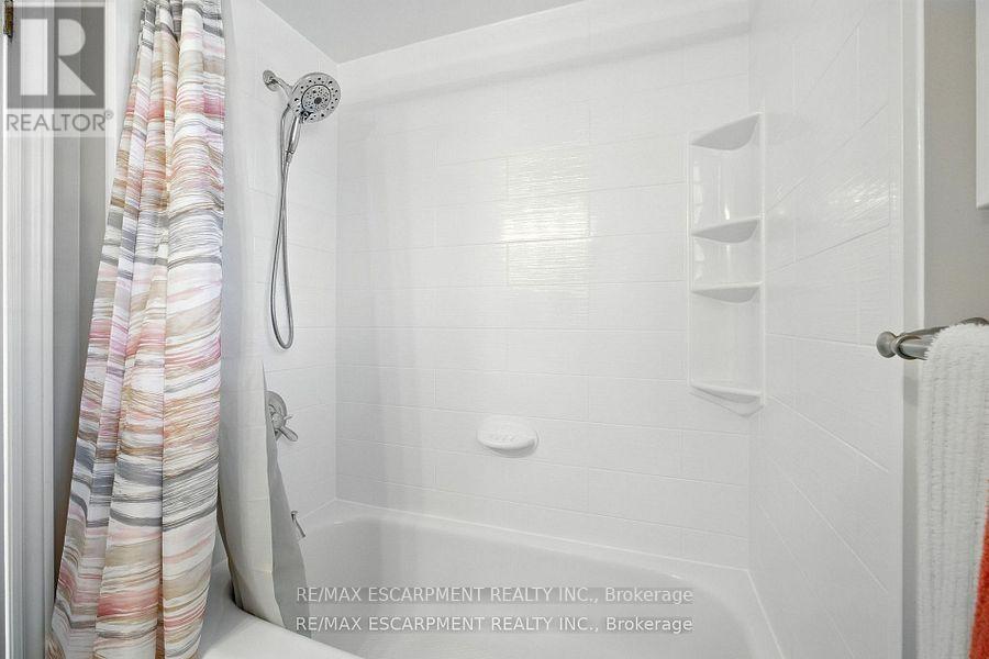 Photo 37 of 17 Hillgarden Drive, Hamilton ON
