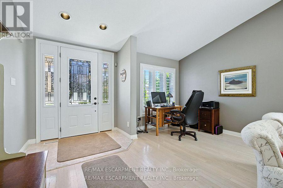 Photo 7 of 17 Hillgarden Drive, Hamilton ON