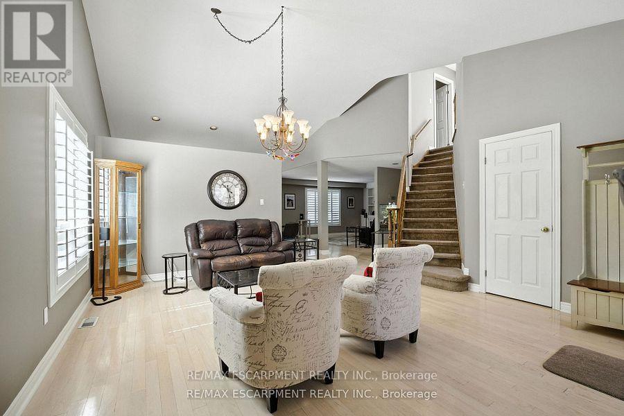 Photo 9 of 17 Hillgarden Drive, Hamilton ON