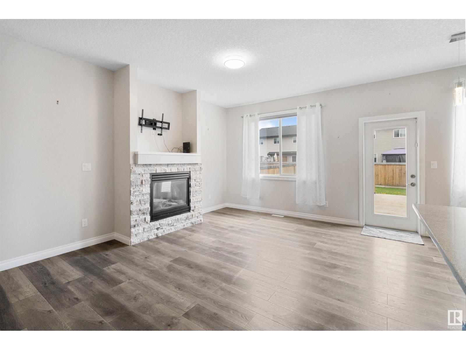 Photo 13 of 37 Roseberry Ln, Fort Saskatchewan AB