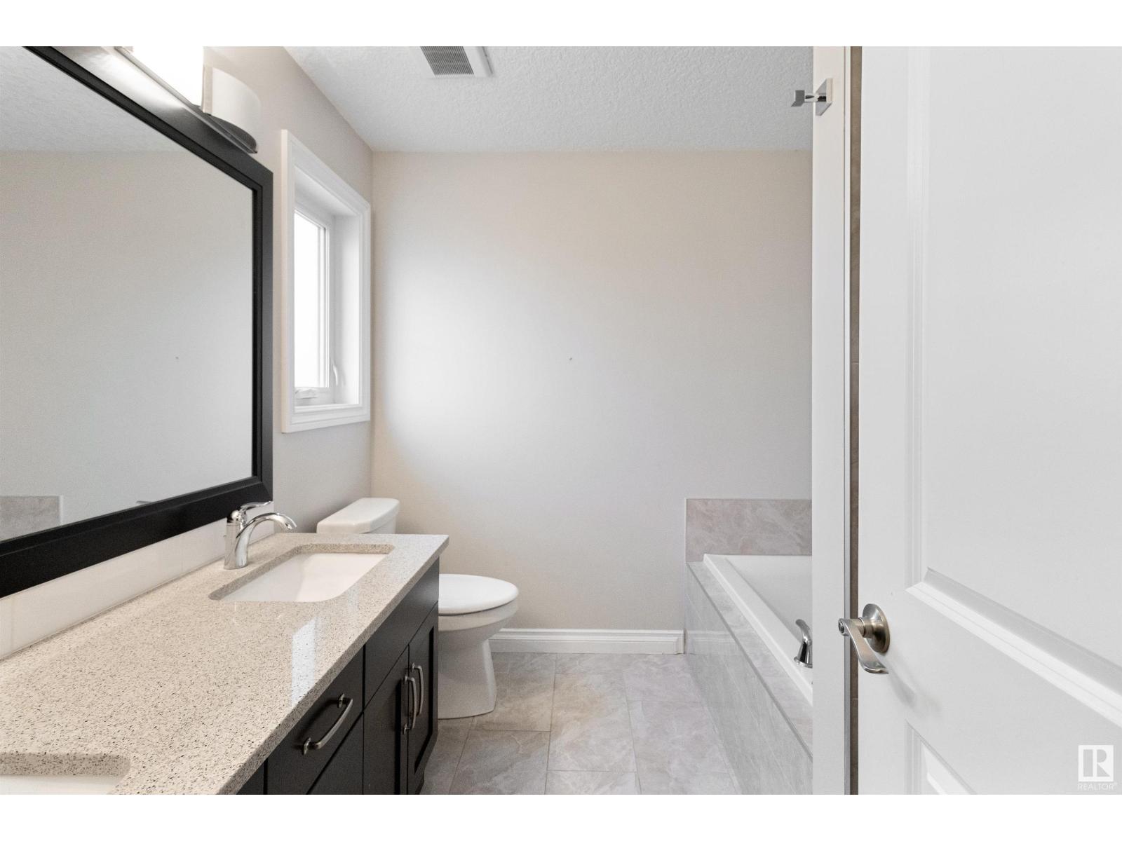 Photo 17 of 37 Roseberry Ln, Fort Saskatchewan AB