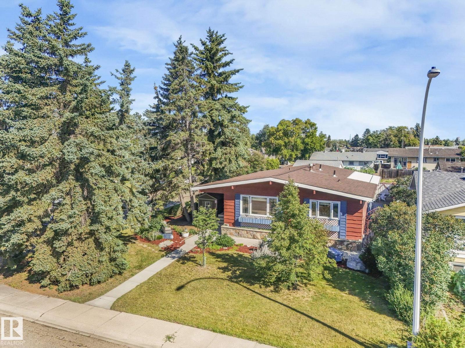 Photo 4 of 16836 96 Av Nw, Edmonton AB