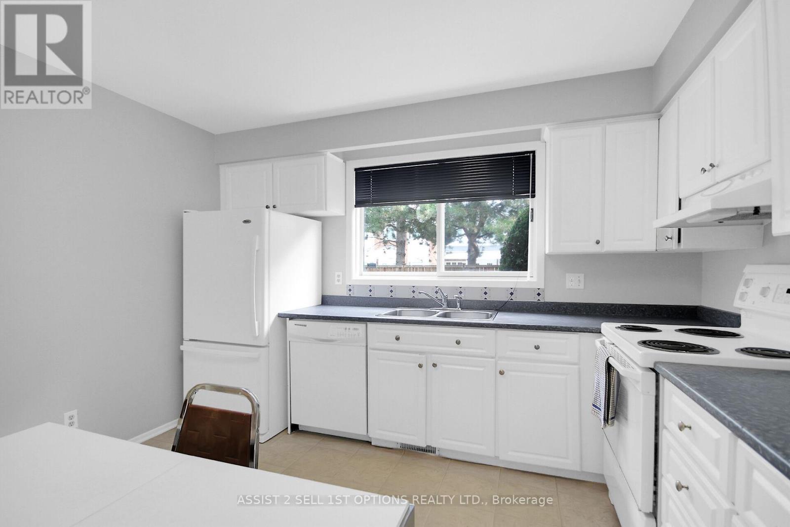 Photo 10 of 38 Ardell Grove, Ottawa ON