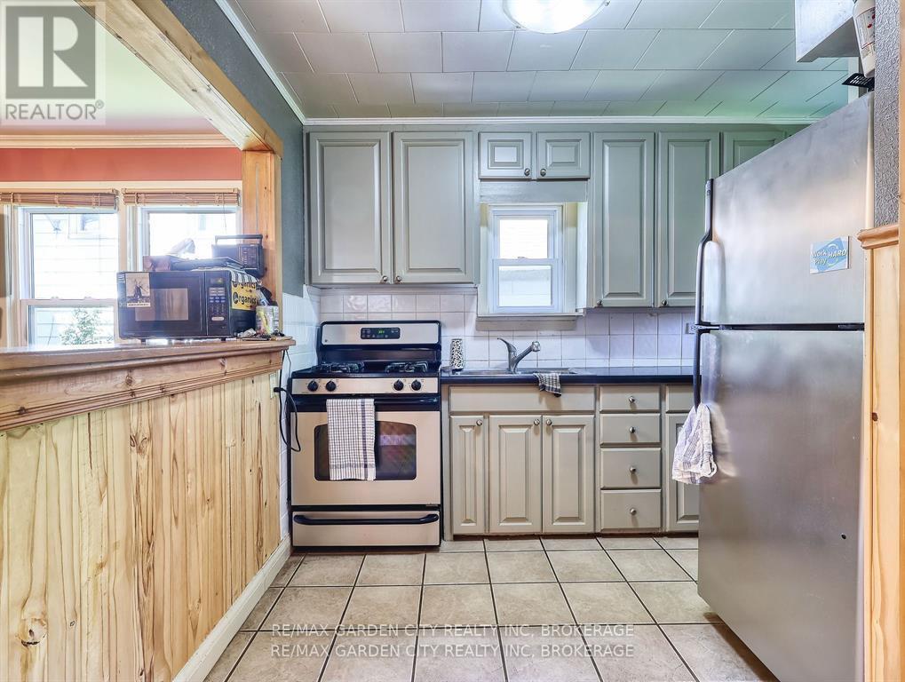 Photo 5 of 4395 Ontario Street, Lincoln ON