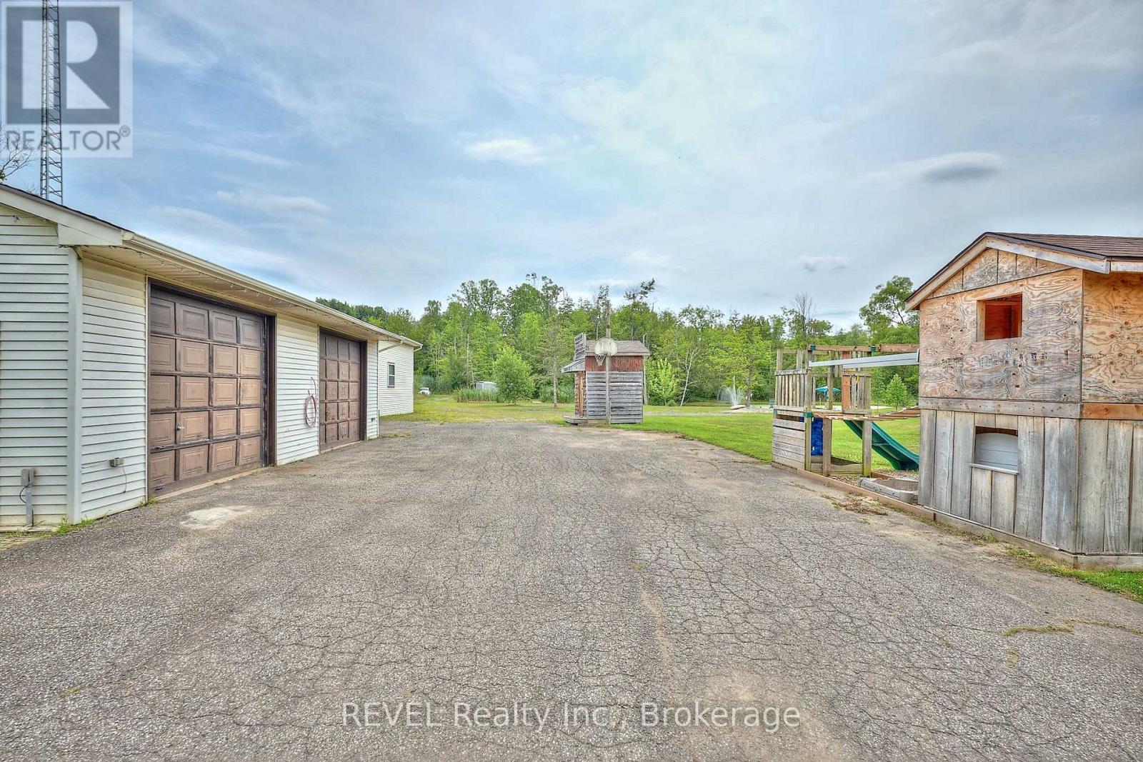 Photo 5 of 740 Highway 20, Pelham ON
